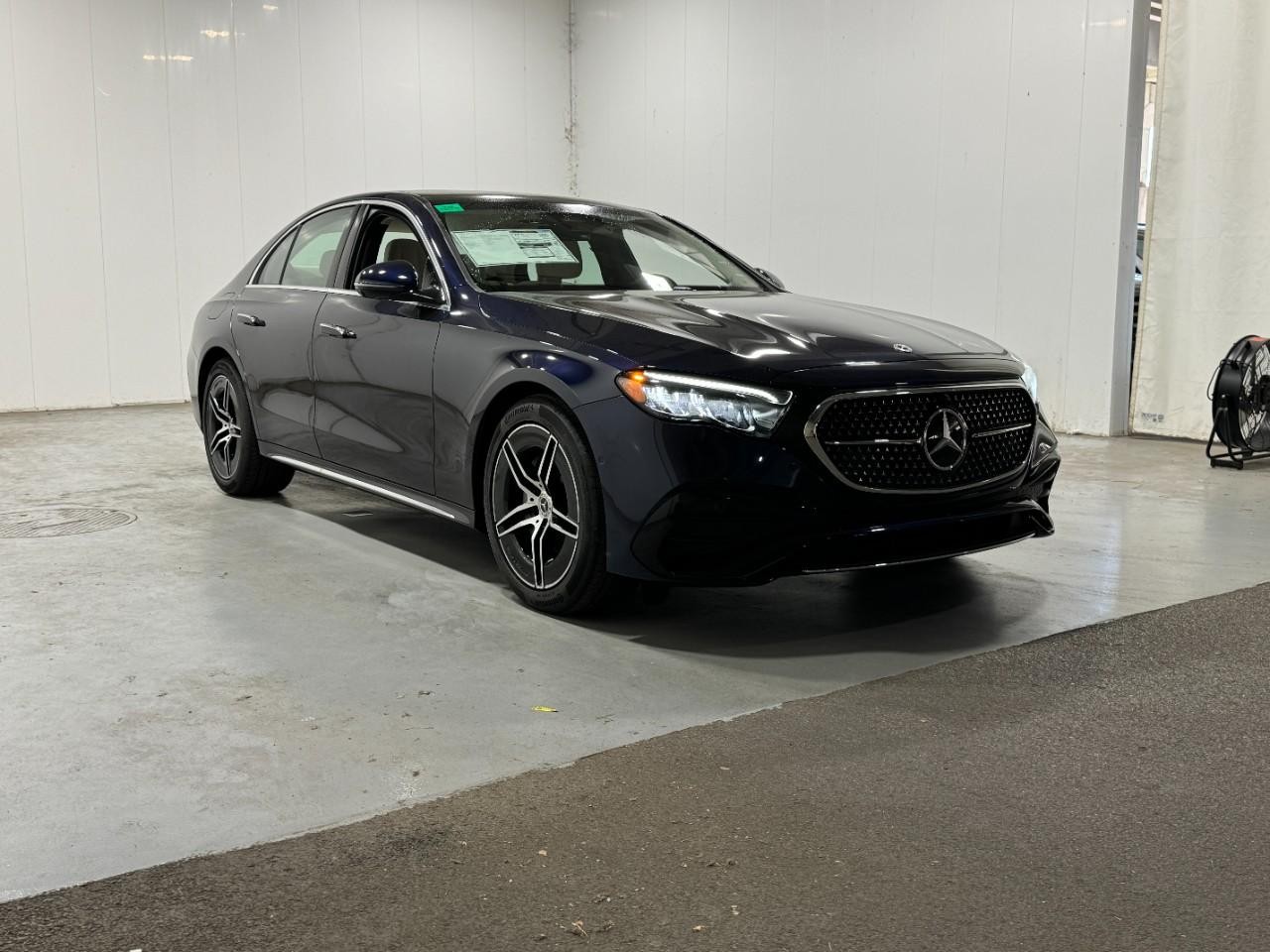 Mercedes-Benz E-Class Vehicle Full-screen Gallery Image 6