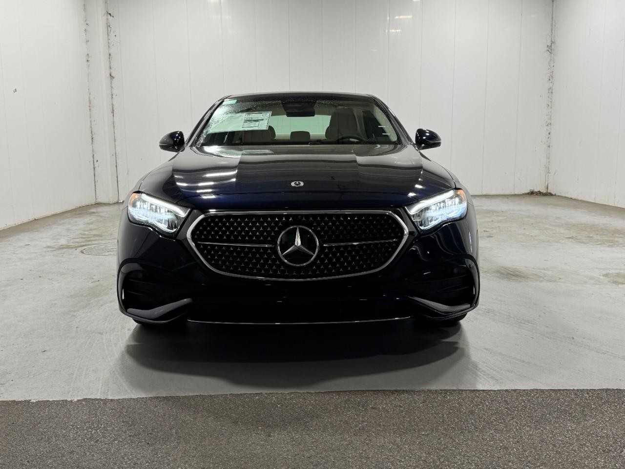 Mercedes-Benz E-Class Vehicle Full-screen Gallery Image 7