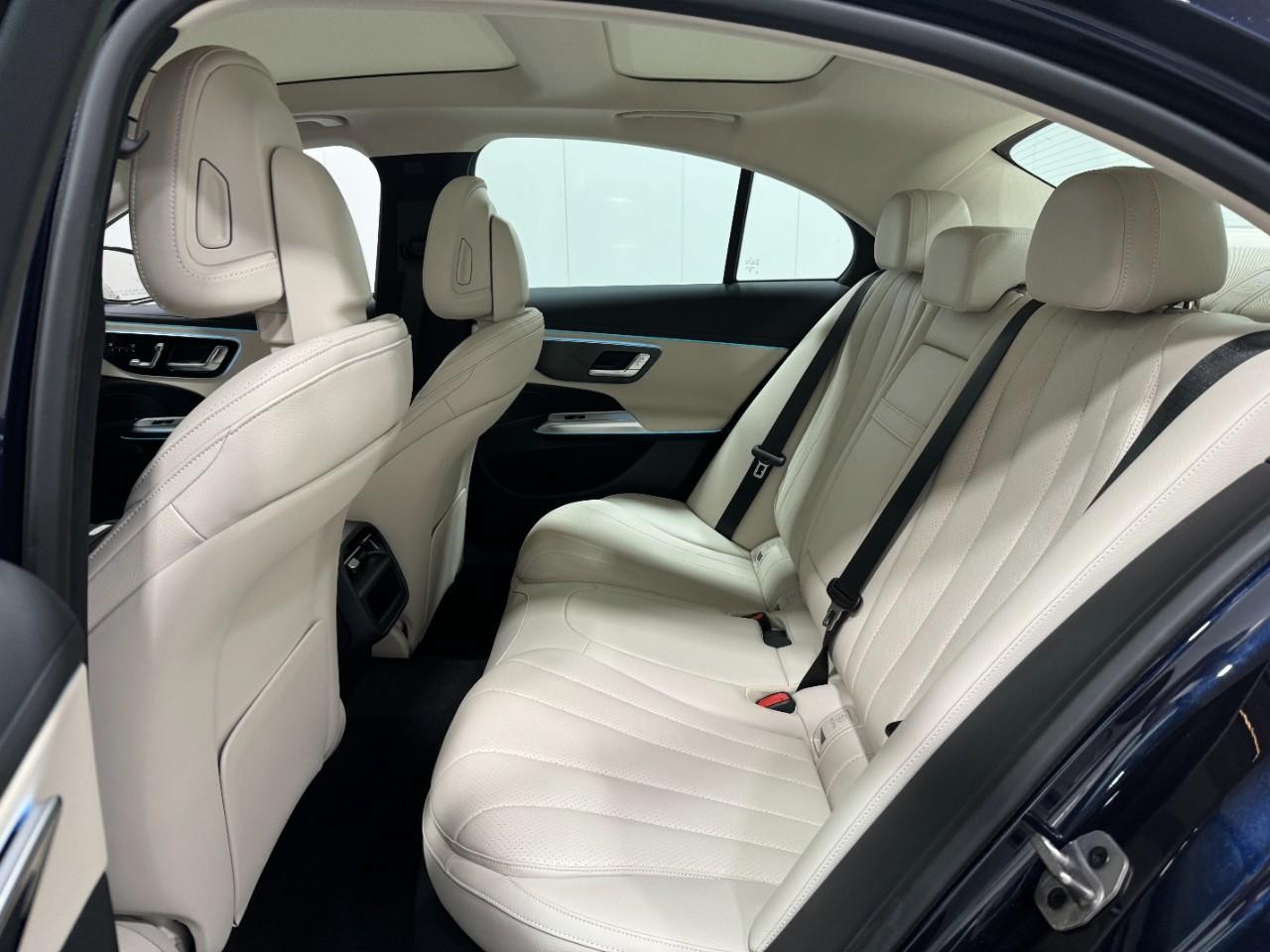 Mercedes-Benz E-Class Vehicle Full-screen Gallery Image 8