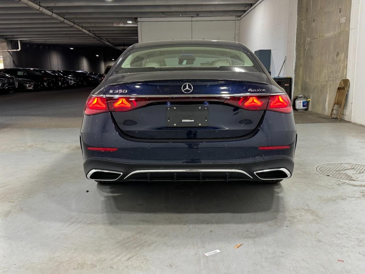 Mercedes-Benz E-Class Vehicle Full-screen Gallery Image 9