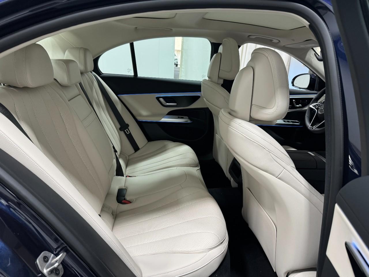 Mercedes-Benz E-Class Vehicle Full-screen Gallery Image 10