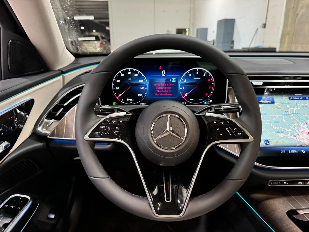 Mercedes-Benz E-Class Vehicle Full-screen Gallery Image 13