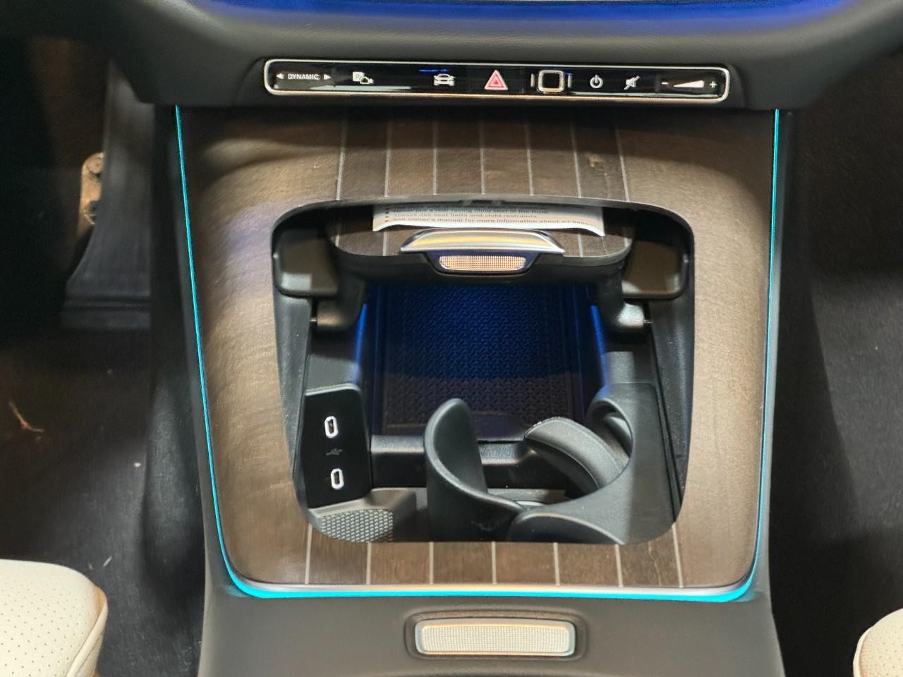 Mercedes-Benz E-Class Vehicle Full-screen Gallery Image 15