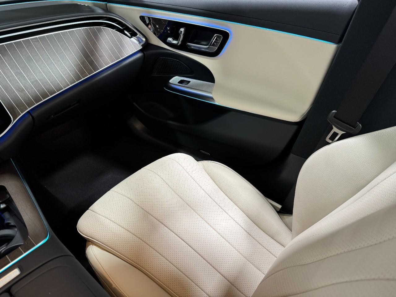 Mercedes-Benz E-Class Vehicle Full-screen Gallery Image 16