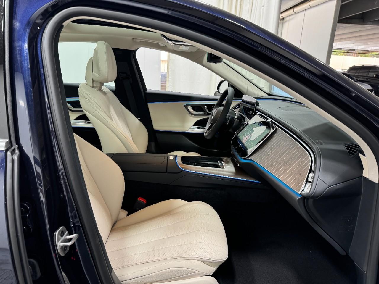 Mercedes-Benz E-Class Vehicle Full-screen Gallery Image 17