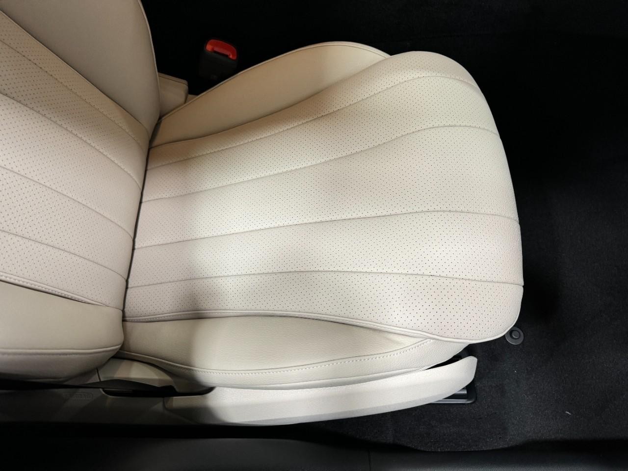 Mercedes-Benz E-Class Vehicle Full-screen Gallery Image 18