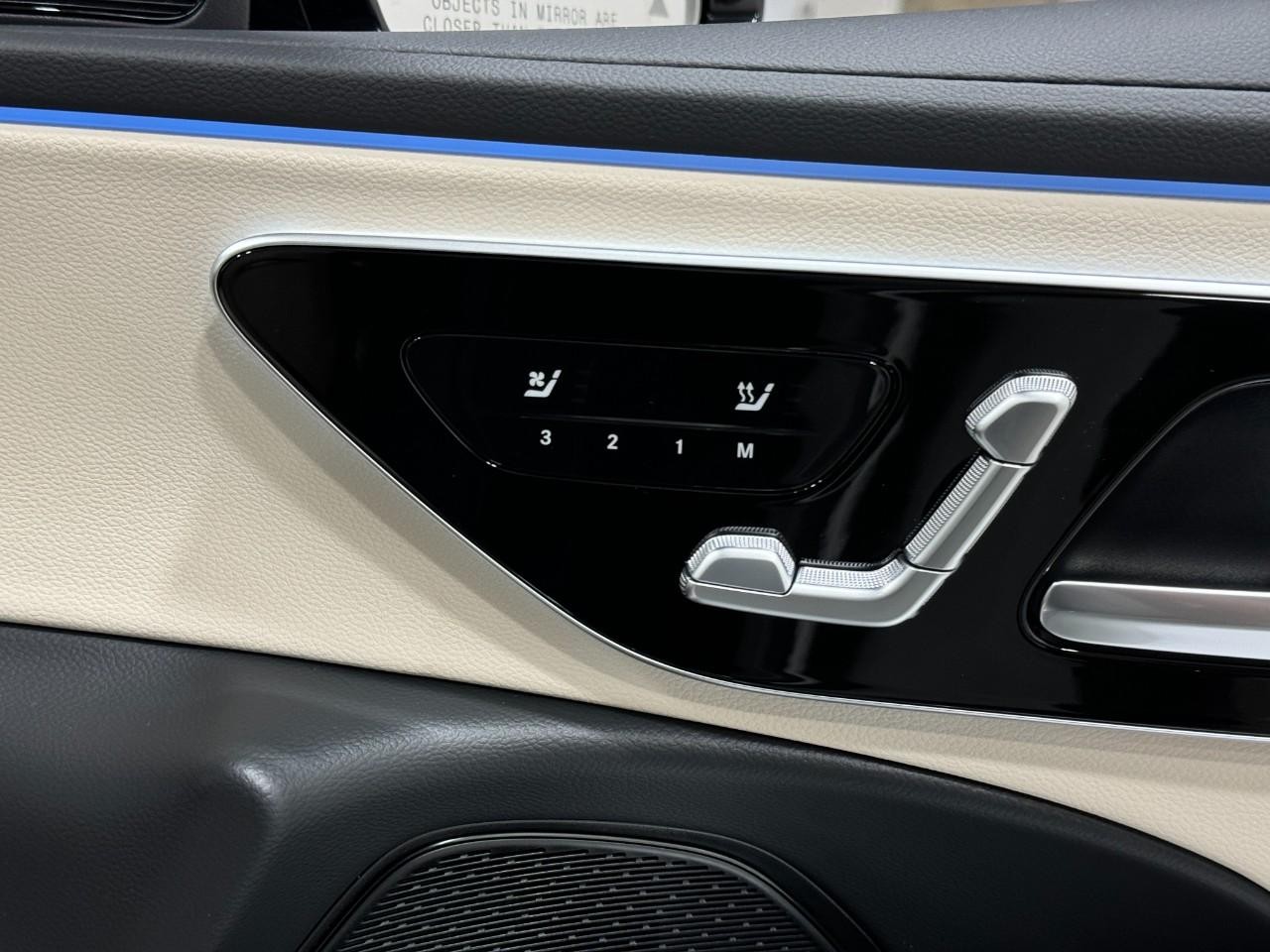 Mercedes-Benz E-Class Vehicle Full-screen Gallery Image 19