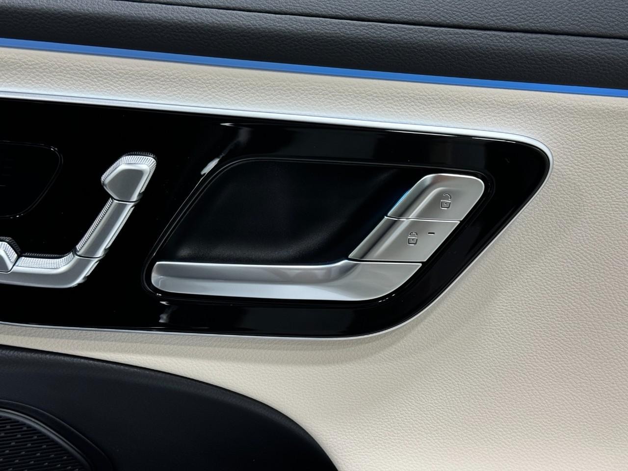 Mercedes-Benz E-Class Vehicle Full-screen Gallery Image 20