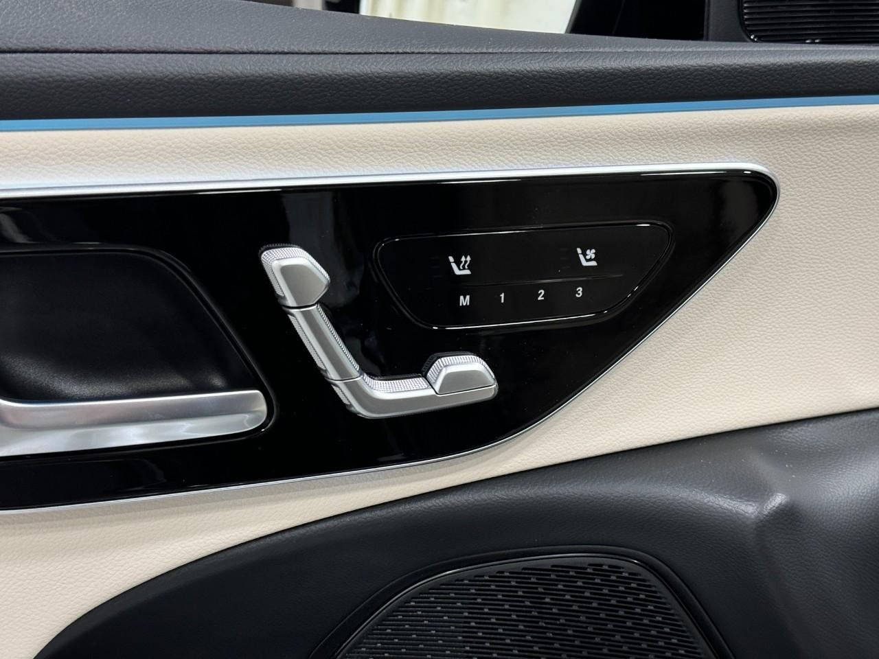 Mercedes-Benz E-Class Vehicle Full-screen Gallery Image 22