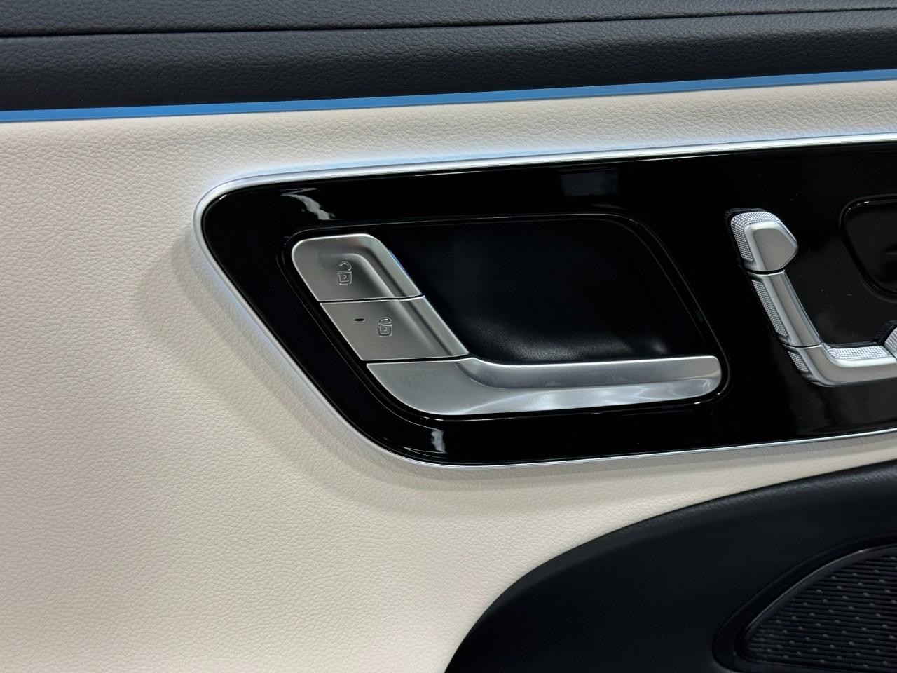 Mercedes-Benz E-Class Vehicle Full-screen Gallery Image 23