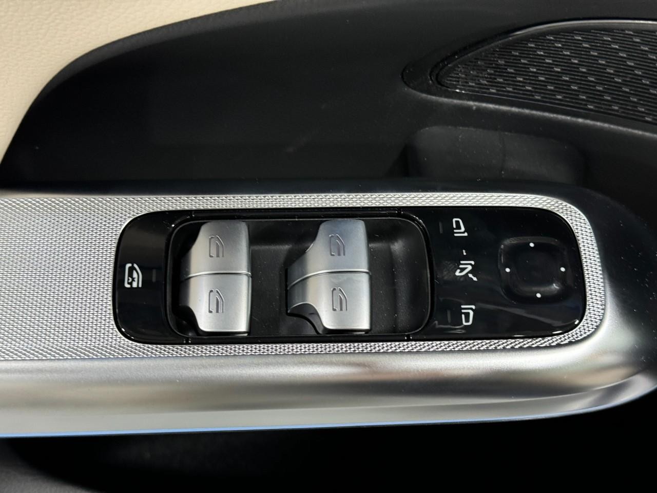 Mercedes-Benz E-Class Vehicle Full-screen Gallery Image 24