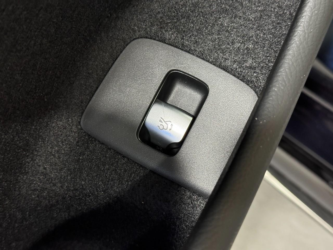 Mercedes-Benz E-Class Vehicle Full-screen Gallery Image 25