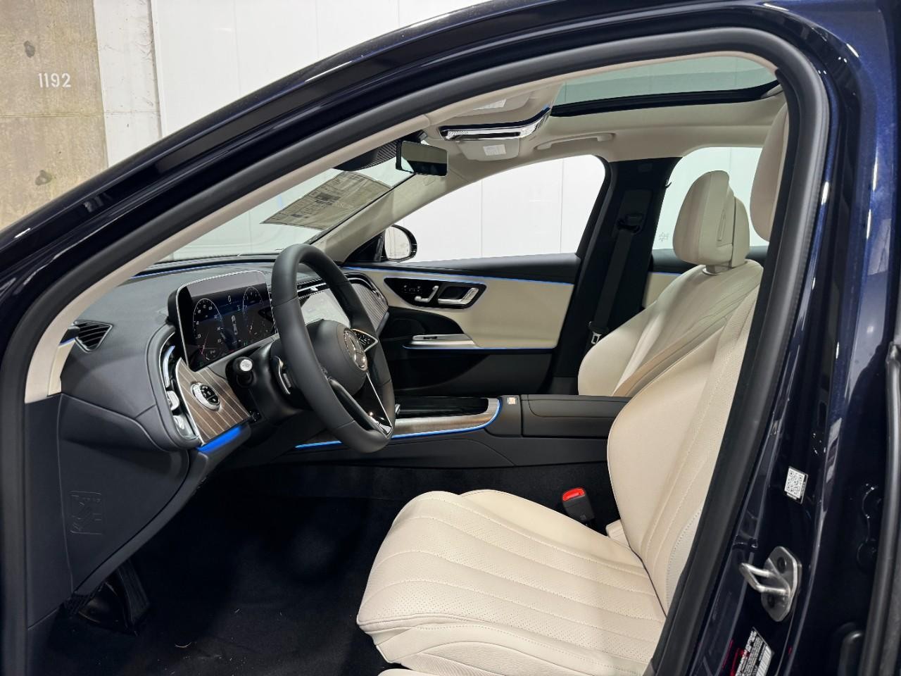 Mercedes-Benz E-Class Vehicle Full-screen Gallery Image 26