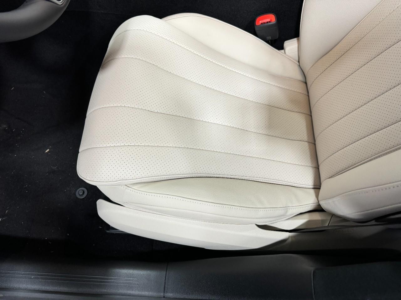 Mercedes-Benz E-Class Vehicle Full-screen Gallery Image 27