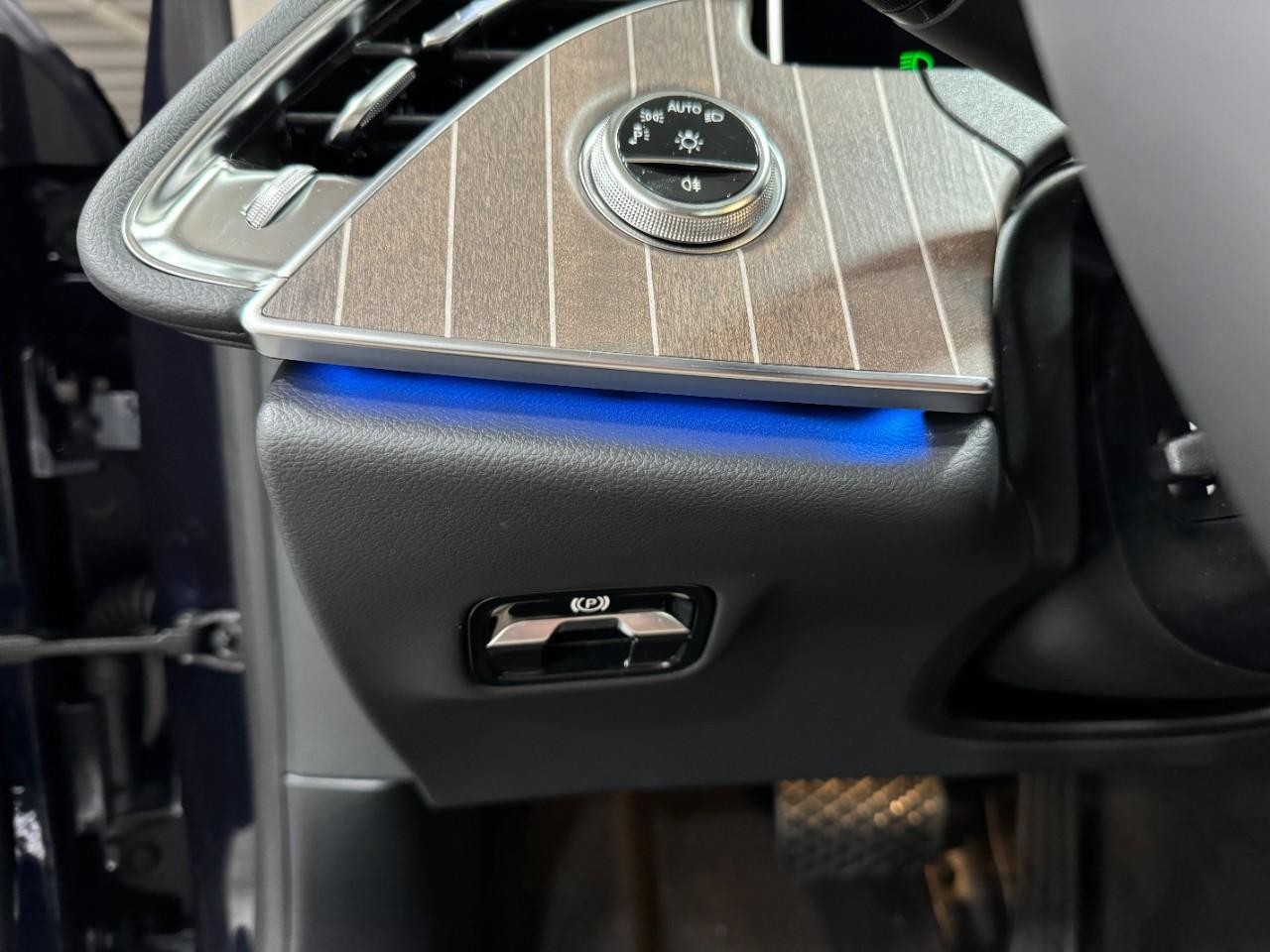 Mercedes-Benz E-Class Vehicle Full-screen Gallery Image 28