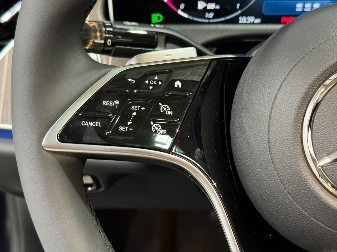 Mercedes-Benz E-Class Vehicle Full-screen Gallery Image 29