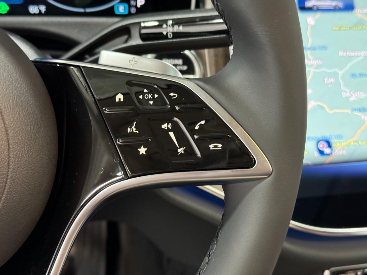 Mercedes-Benz E-Class Vehicle Full-screen Gallery Image 30