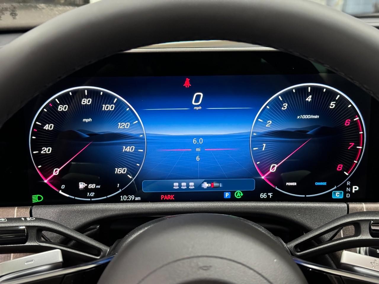 Mercedes-Benz E-Class Vehicle Full-screen Gallery Image 31