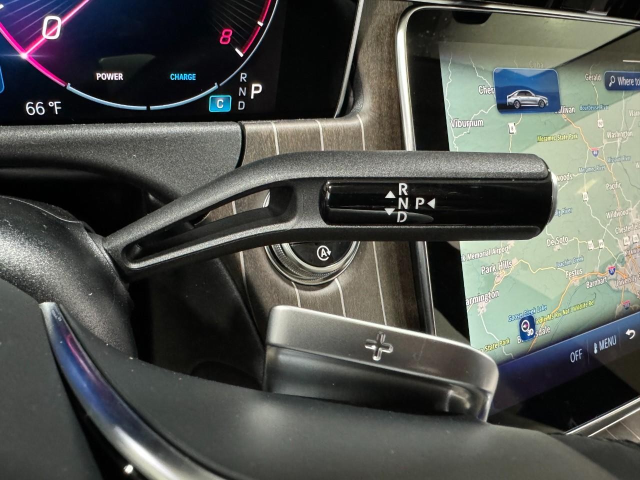 Mercedes-Benz E-Class Vehicle Full-screen Gallery Image 32