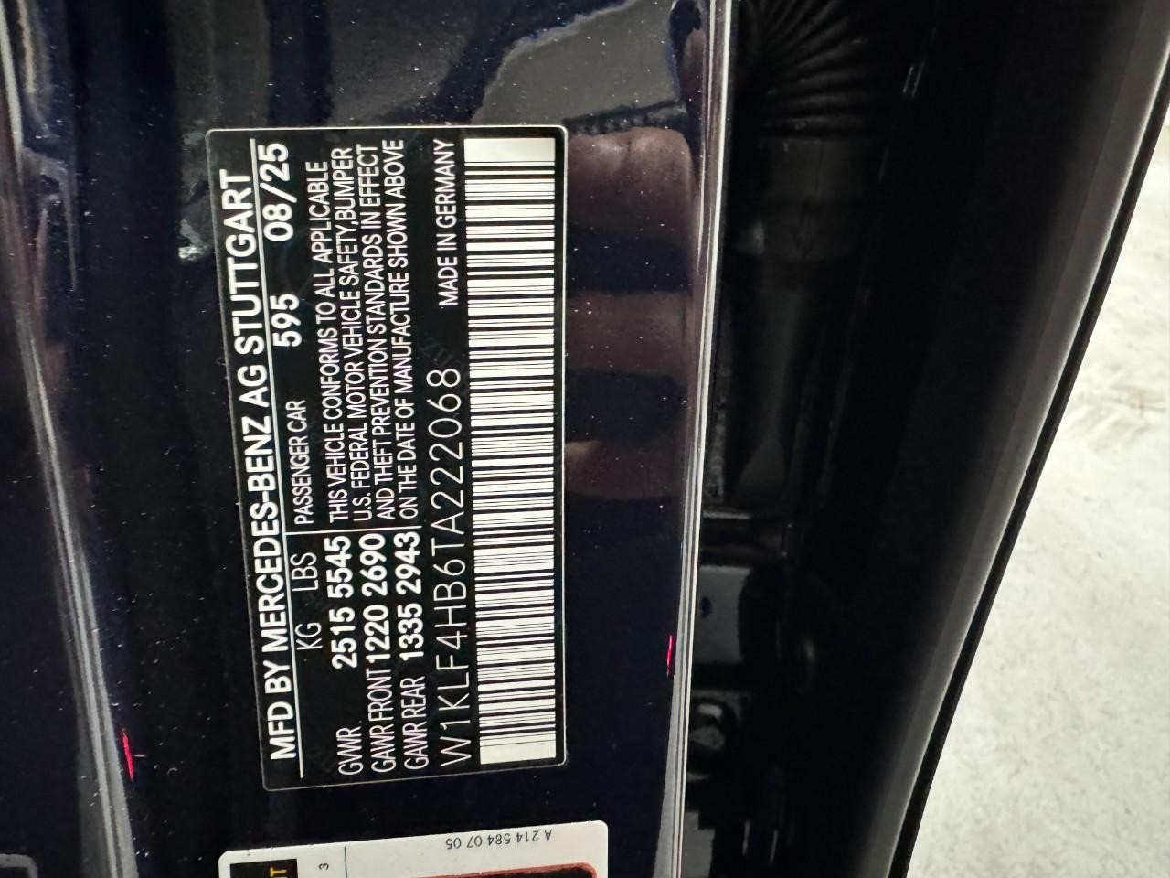 Mercedes-Benz E-Class Vehicle Full-screen Gallery Image 34