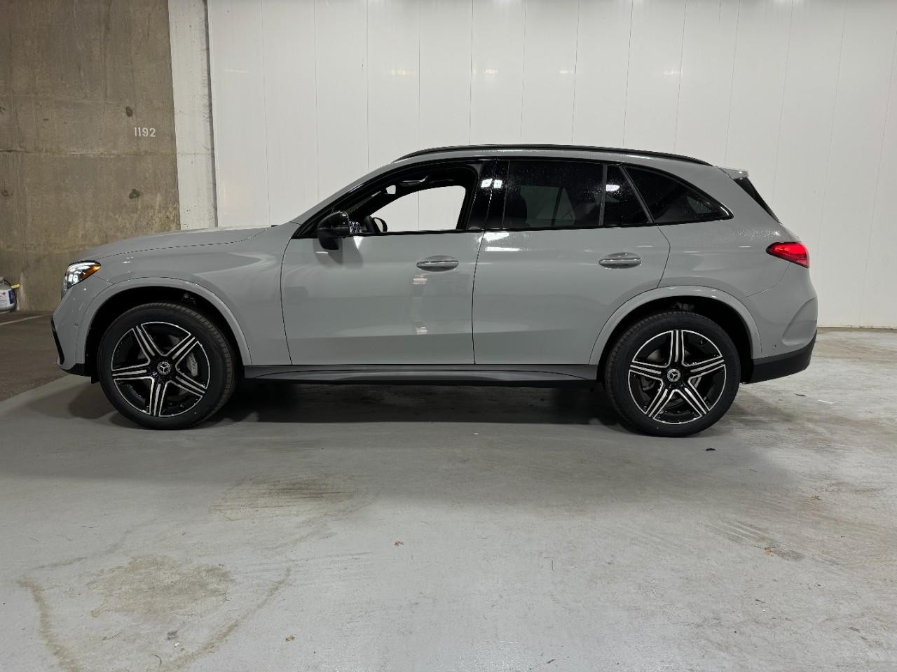 Mercedes-Benz GLC Vehicle Full-screen Gallery Image 2