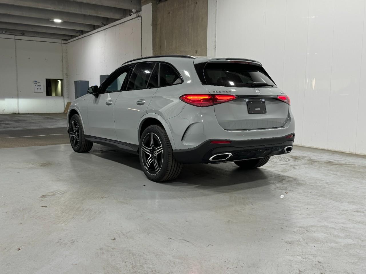 Mercedes-Benz GLC Vehicle Full-screen Gallery Image 3