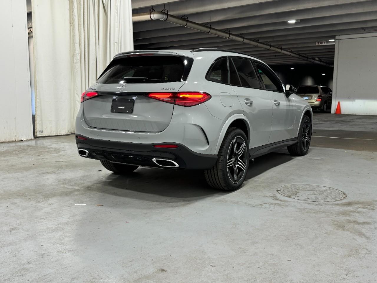 Mercedes-Benz GLC Vehicle Full-screen Gallery Image 4