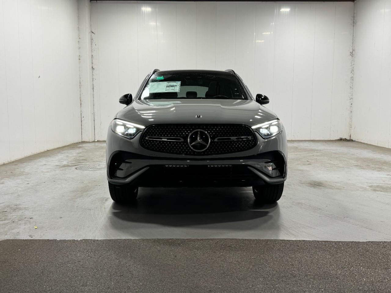 Mercedes-Benz GLC Vehicle Full-screen Gallery Image 7