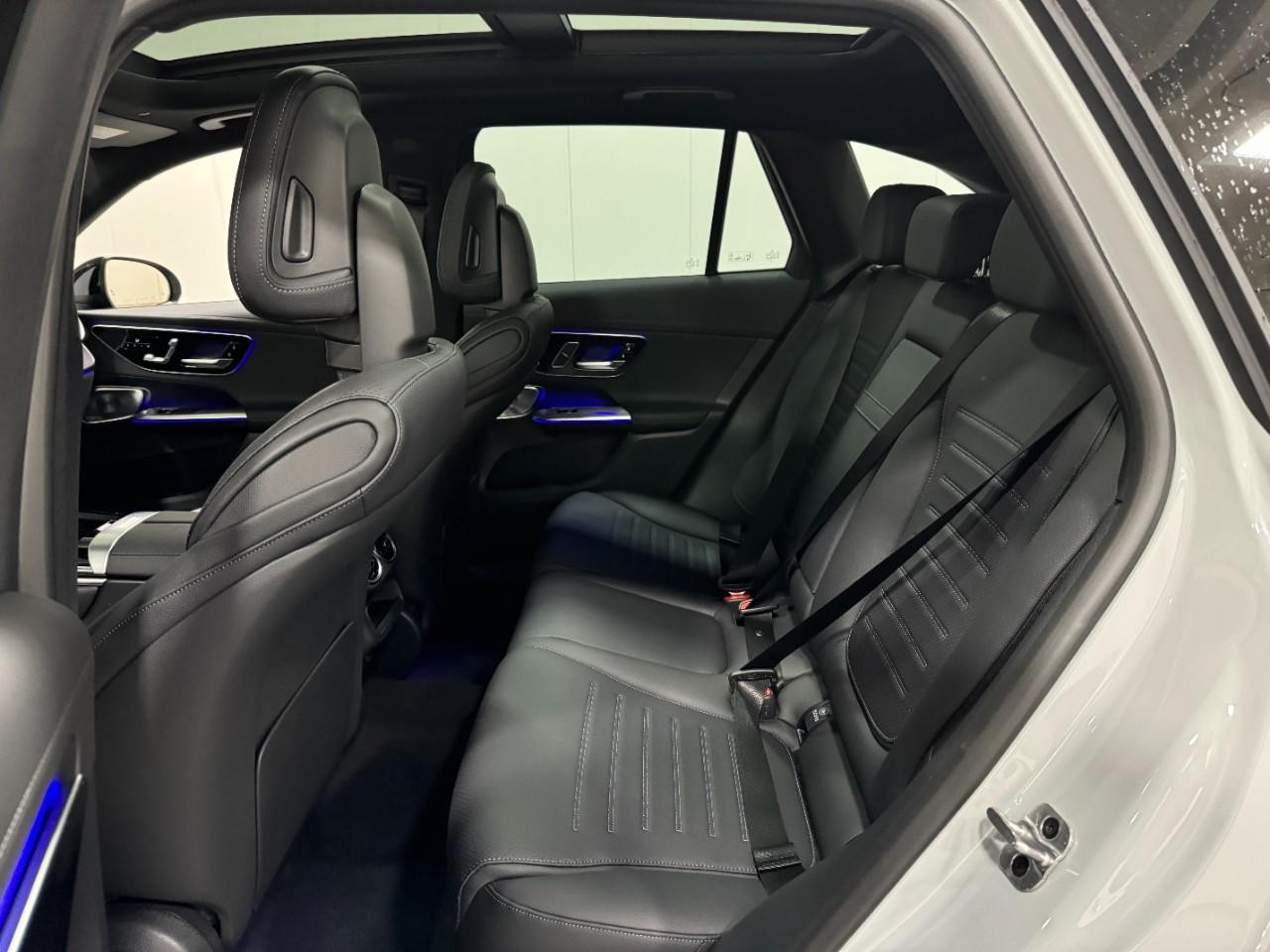 Mercedes-Benz GLC Vehicle Full-screen Gallery Image 8