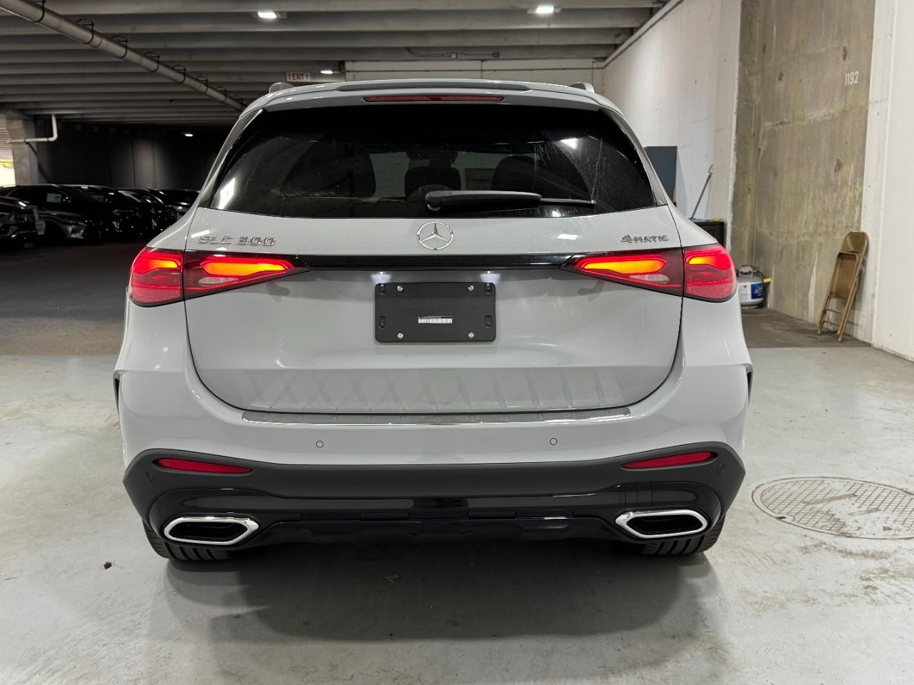 Mercedes-Benz GLC Vehicle Full-screen Gallery Image 9