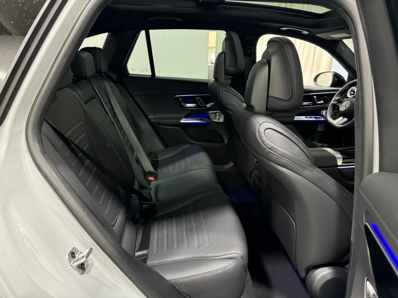 Mercedes-Benz GLC Vehicle Full-screen Gallery Image 10