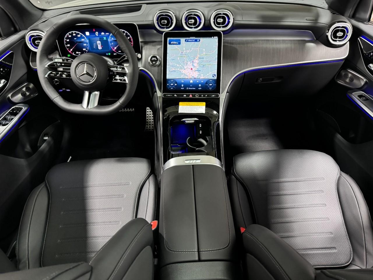 Mercedes-Benz GLC Vehicle Full-screen Gallery Image 12