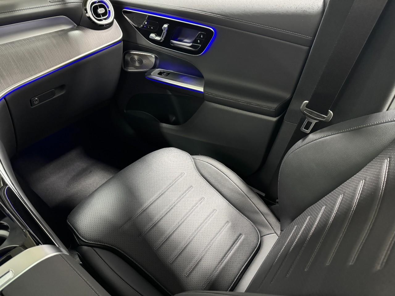 Mercedes-Benz GLC Vehicle Full-screen Gallery Image 16