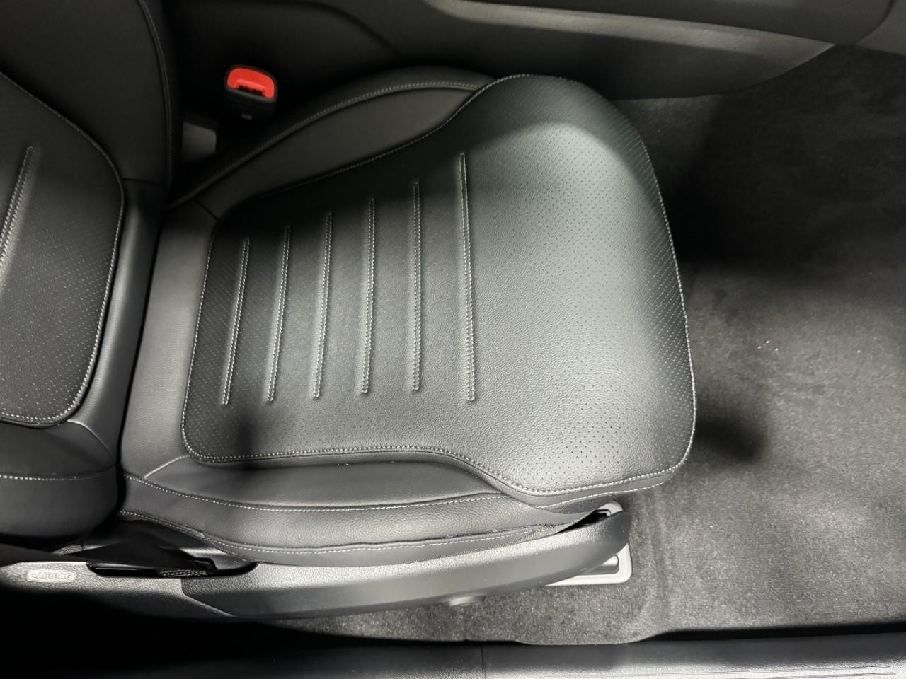 Mercedes-Benz GLC Vehicle Full-screen Gallery Image 18