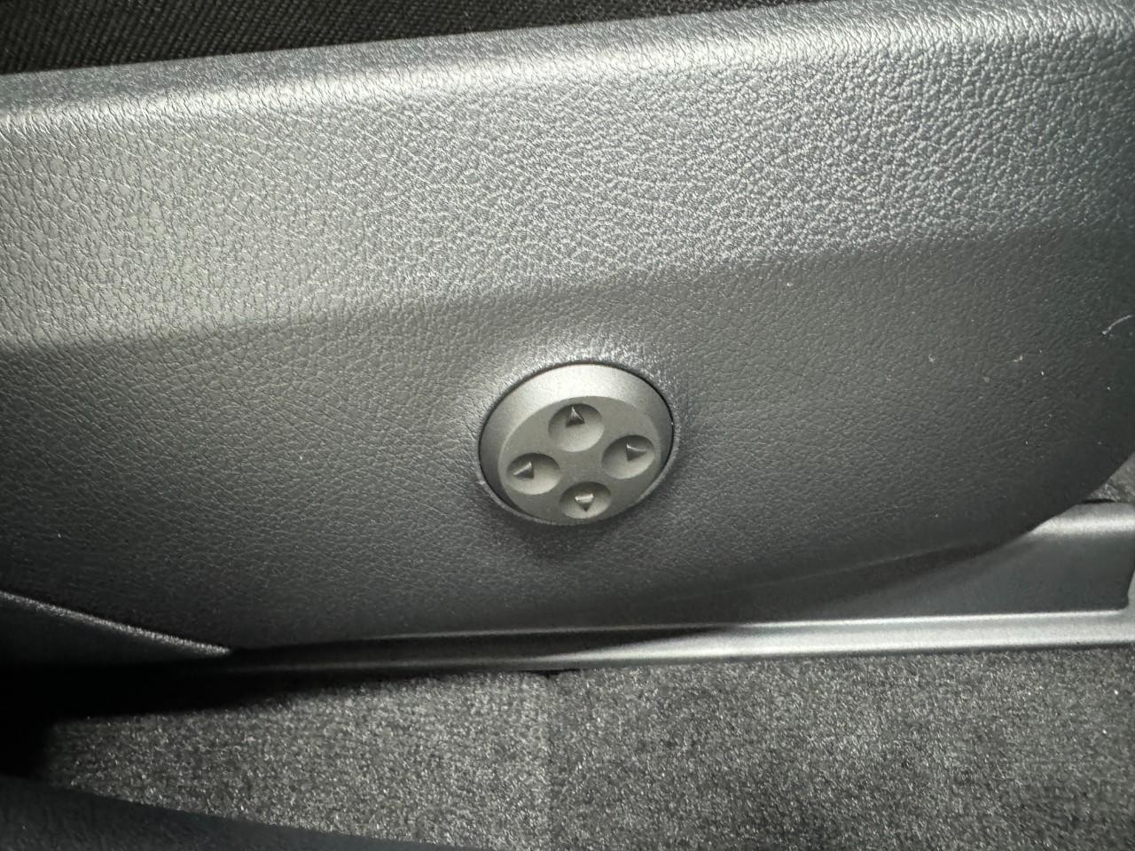 Mercedes-Benz GLC Vehicle Full-screen Gallery Image 19