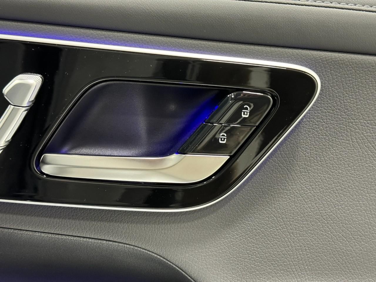 Mercedes-Benz GLC Vehicle Full-screen Gallery Image 21