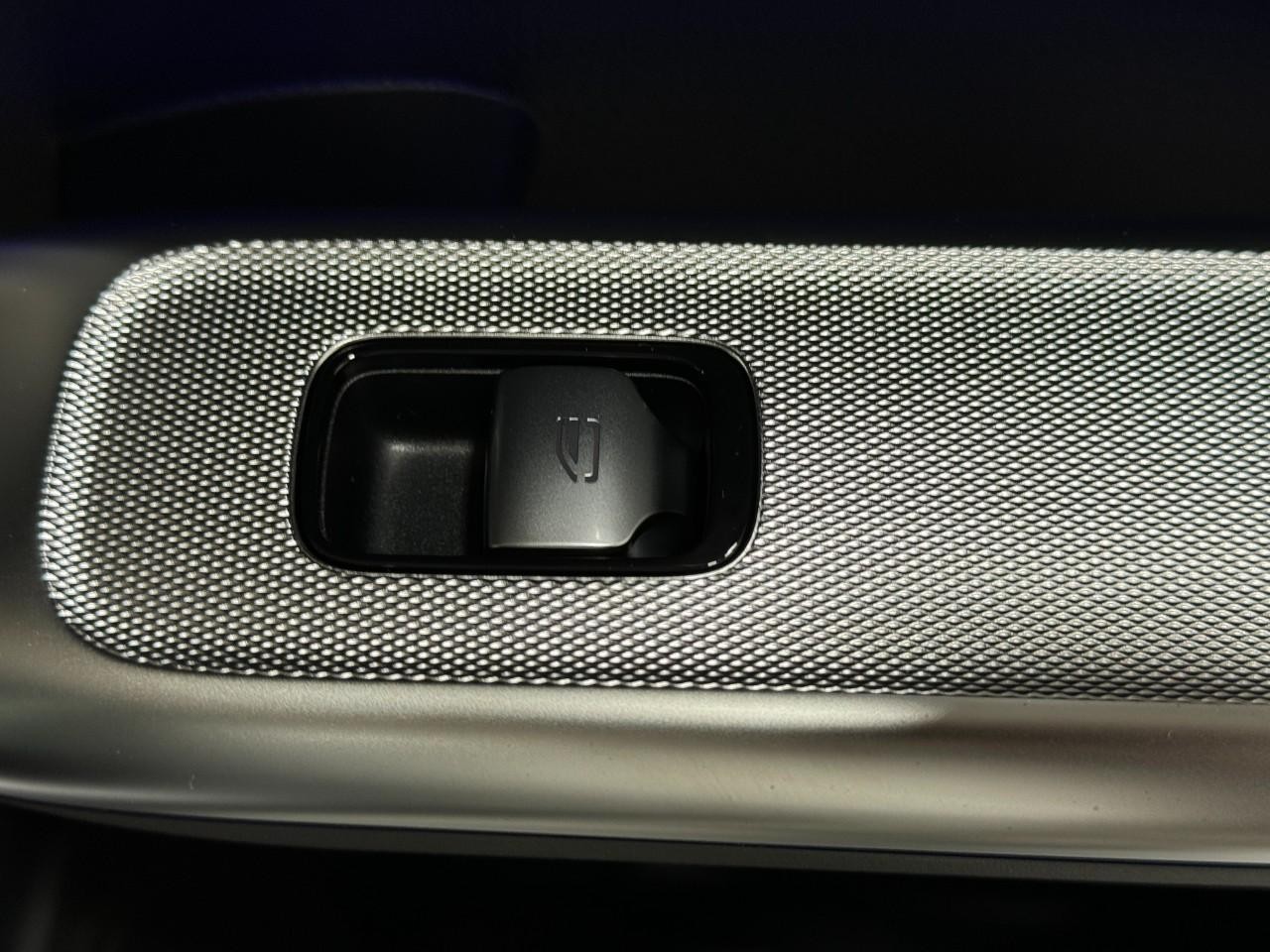 Mercedes-Benz GLC Vehicle Full-screen Gallery Image 22