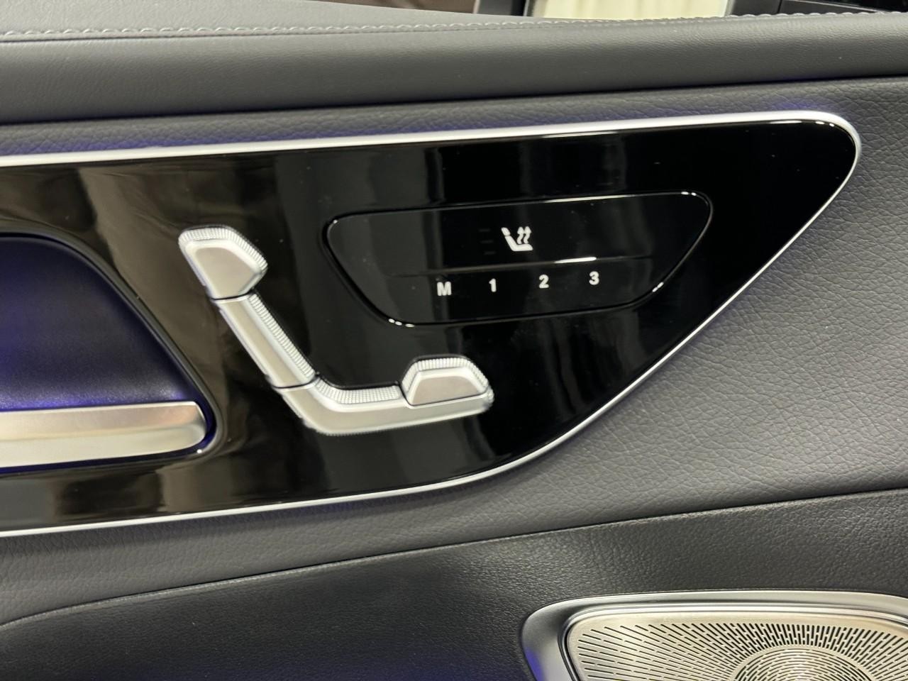 Mercedes-Benz GLC Vehicle Full-screen Gallery Image 23