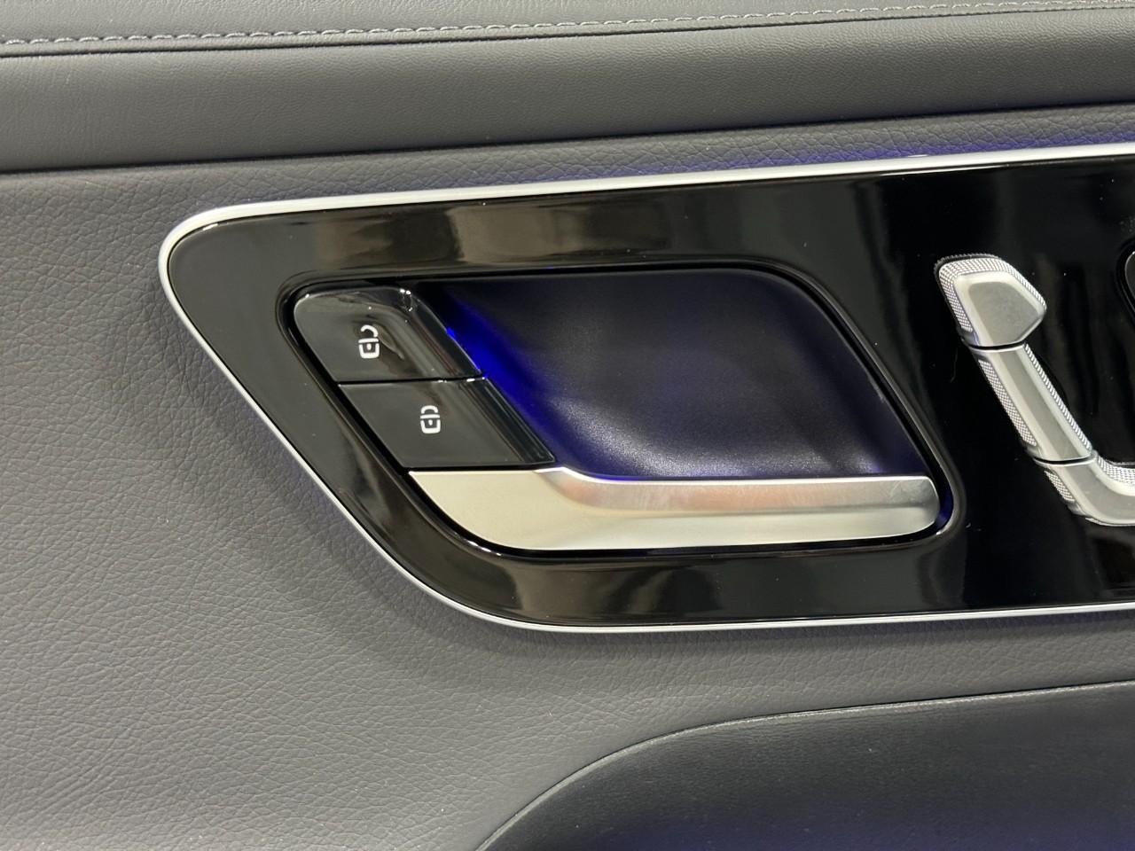 Mercedes-Benz GLC Vehicle Full-screen Gallery Image 24