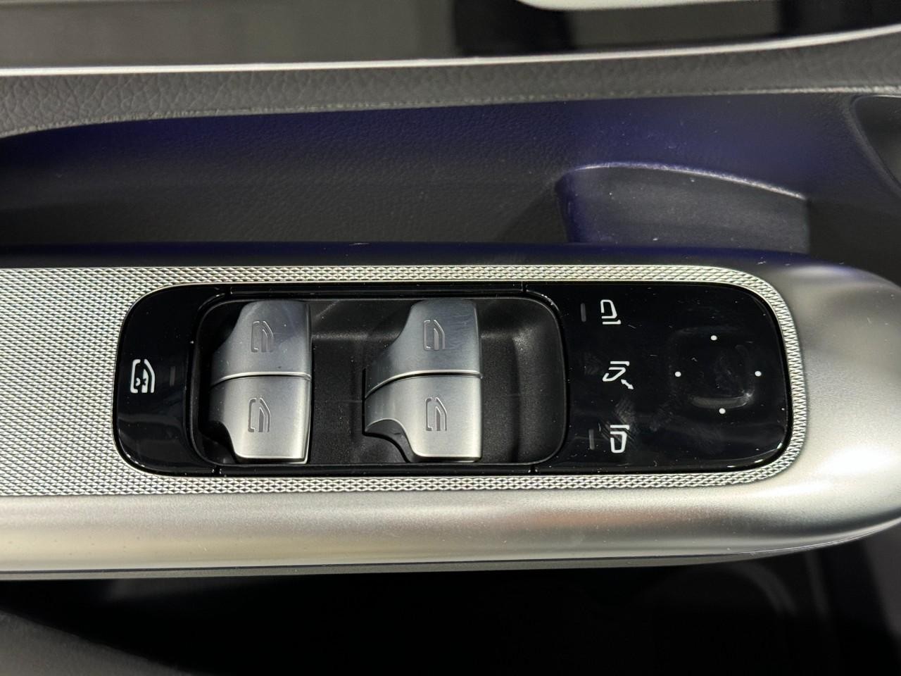 Mercedes-Benz GLC Vehicle Full-screen Gallery Image 25