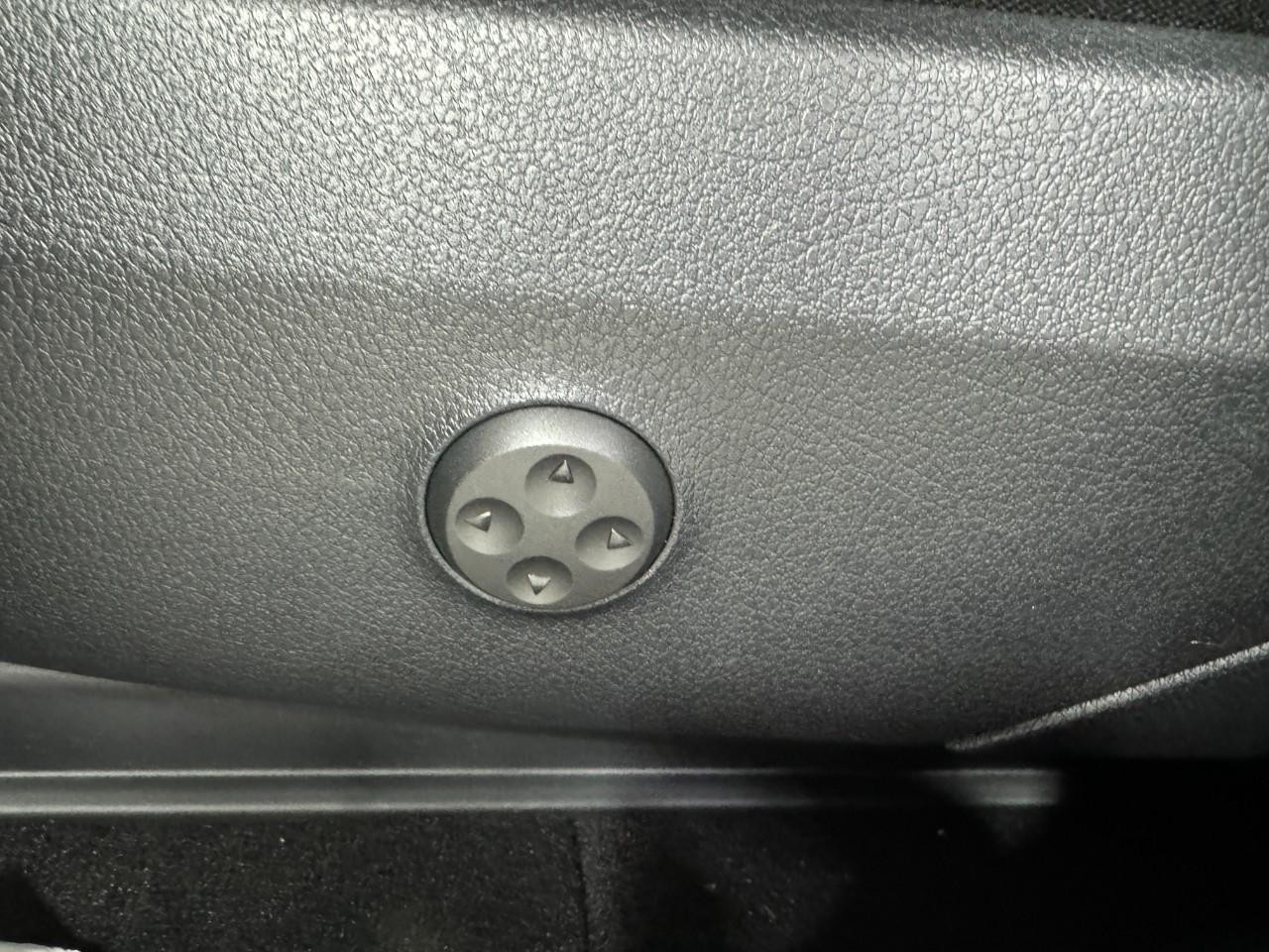 Mercedes-Benz GLC Vehicle Full-screen Gallery Image 30