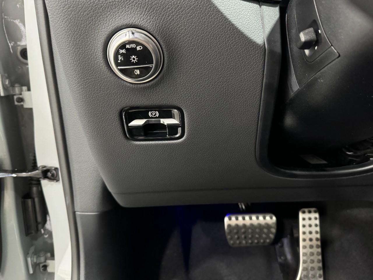 Mercedes-Benz GLC Vehicle Full-screen Gallery Image 31