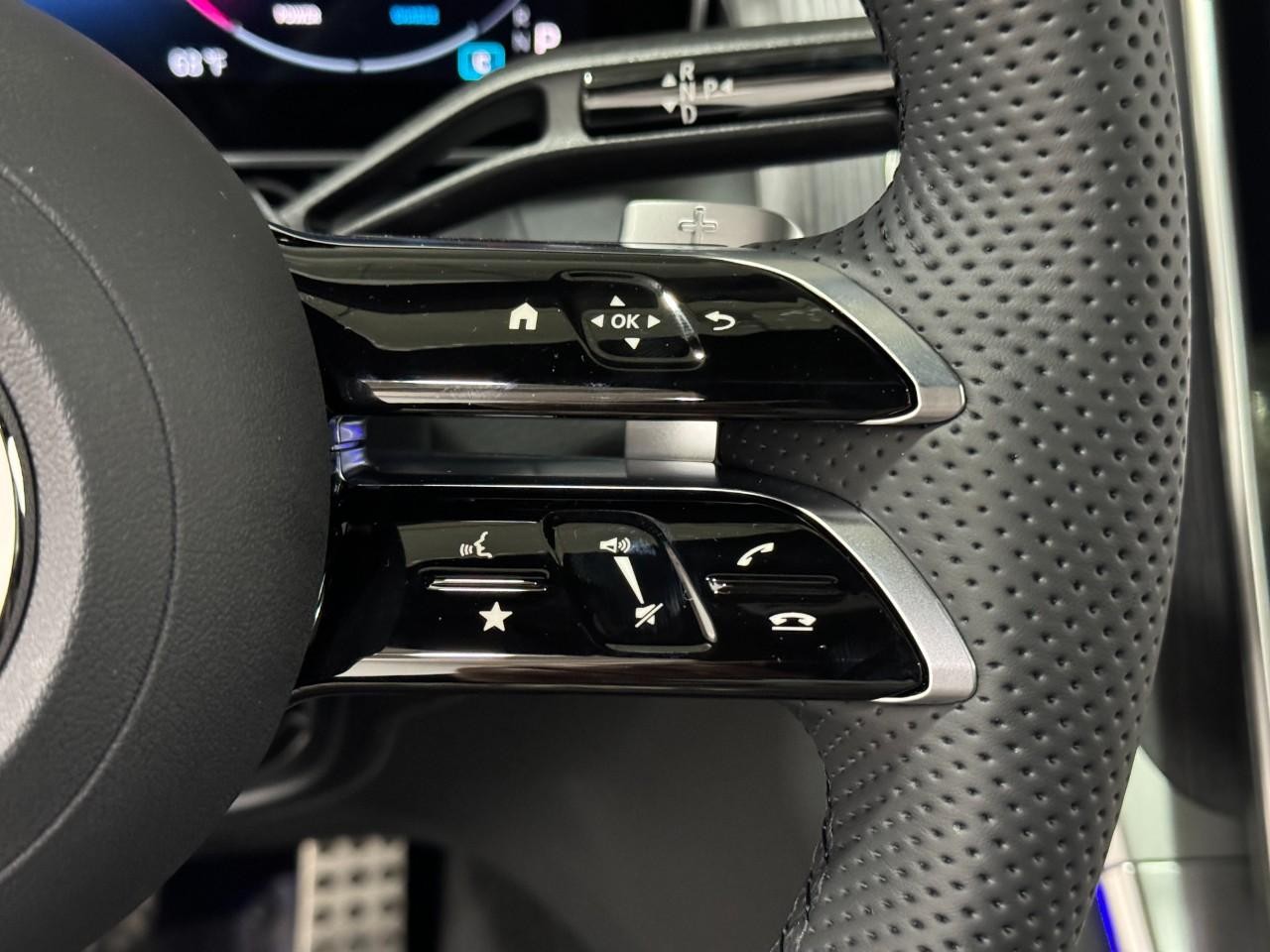 Mercedes-Benz GLC Vehicle Full-screen Gallery Image 33