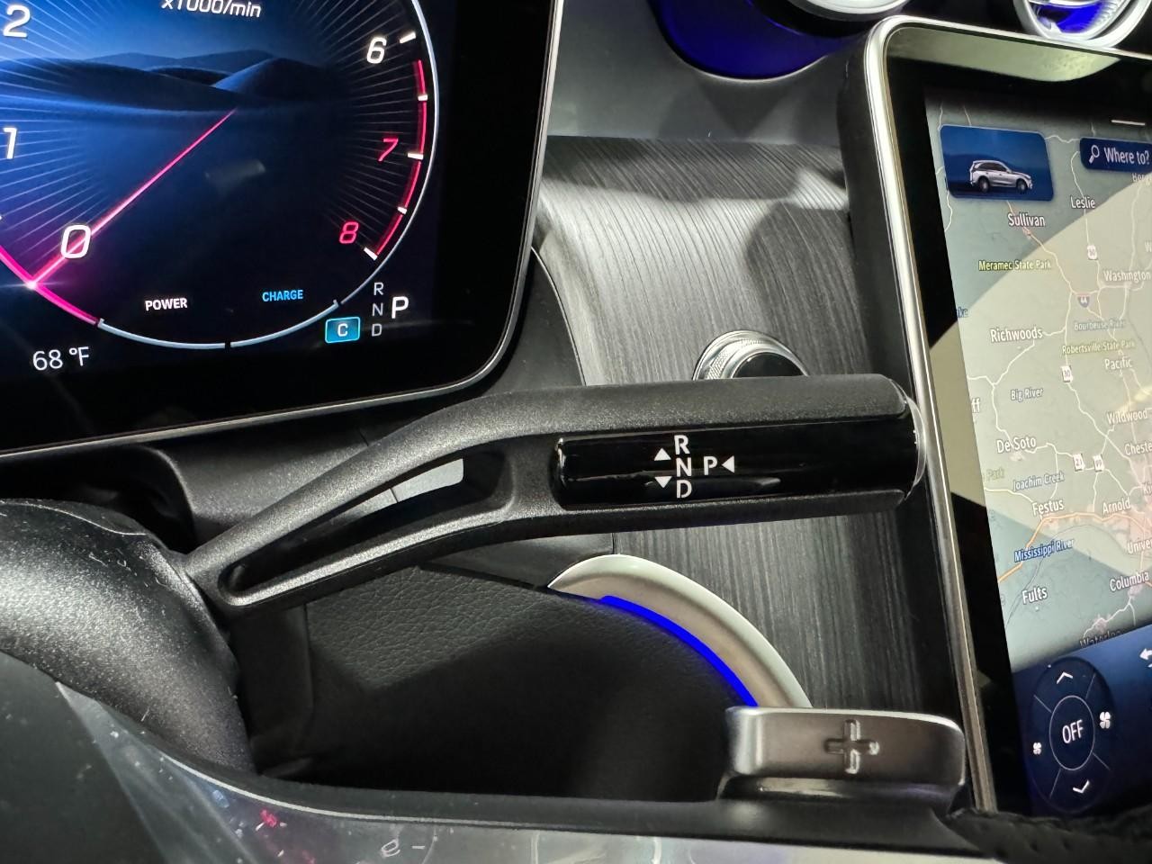 Mercedes-Benz GLC Vehicle Full-screen Gallery Image 35