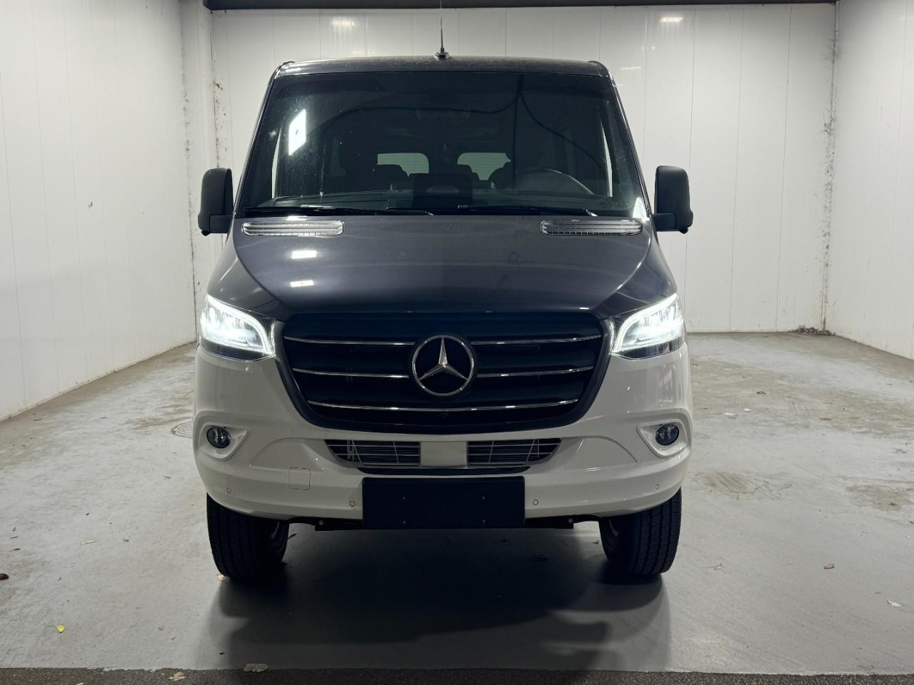 Mercedes-Benz Sprinter Passenger Van Vehicle Full-screen Gallery Image 7