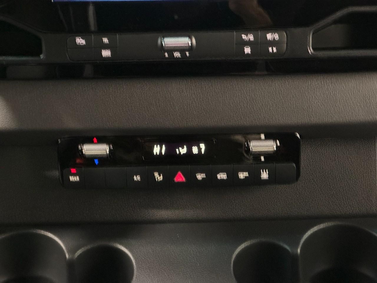 Mercedes-Benz Sprinter Passenger Van Vehicle Full-screen Gallery Image 17