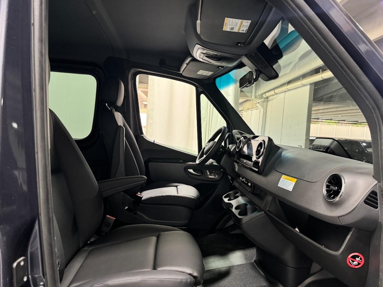 Mercedes-Benz Sprinter Passenger Van Vehicle Full-screen Gallery Image 19