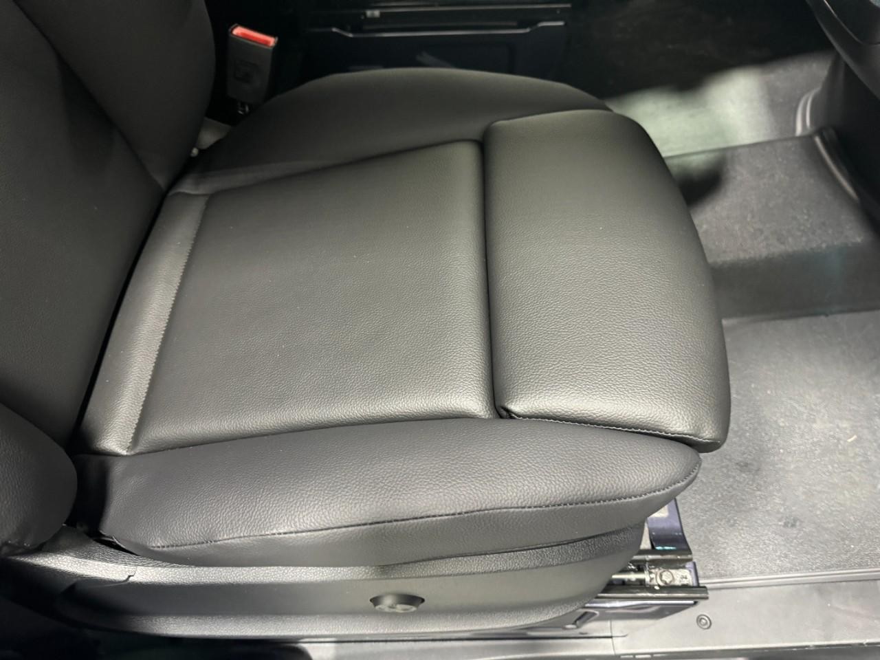 Mercedes-Benz Sprinter Passenger Van Vehicle Full-screen Gallery Image 20