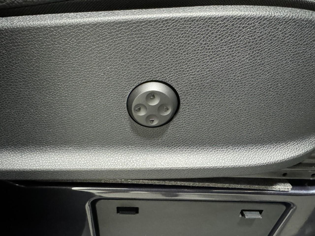 Mercedes-Benz Sprinter Passenger Van Vehicle Full-screen Gallery Image 21