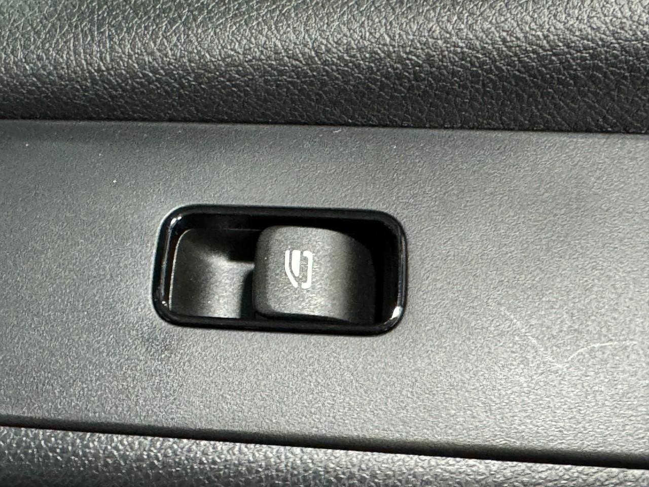 Mercedes-Benz Sprinter Passenger Van Vehicle Full-screen Gallery Image 22